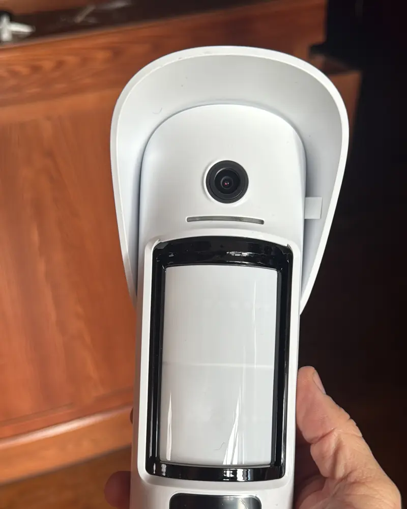 Wireless motion detector with built-in camera, ready to be fitted by SAFE